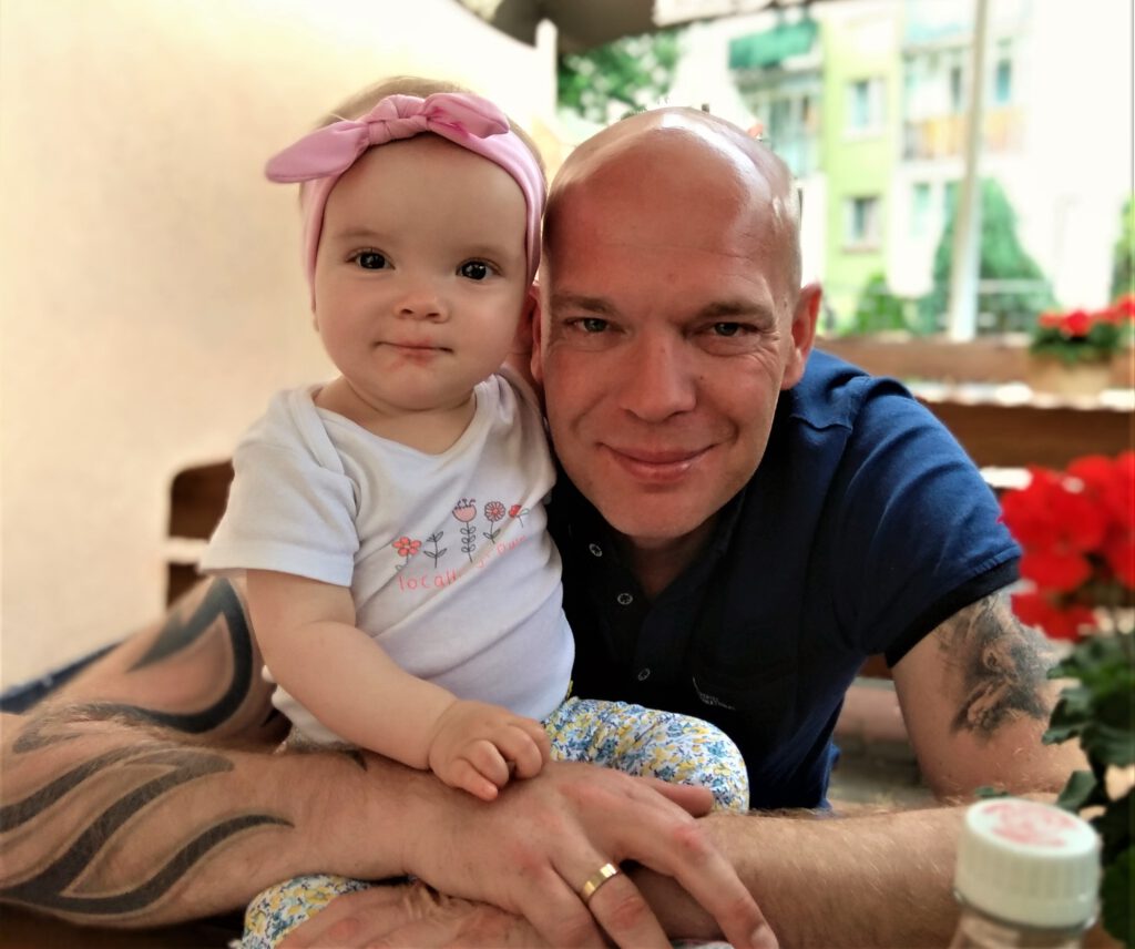 Adam Mikoś z roczną cółrką Helenką