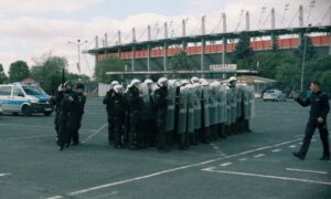 Ćwiczenia policjantów pod stadionem Zagłębia Lubin