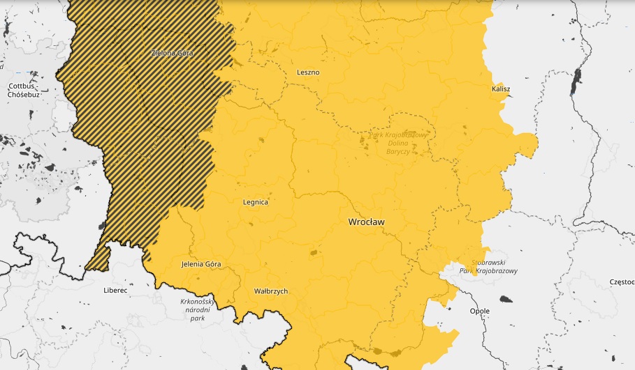 IMGW ostrzega. Śnieg, deszcz i śliskie drogi